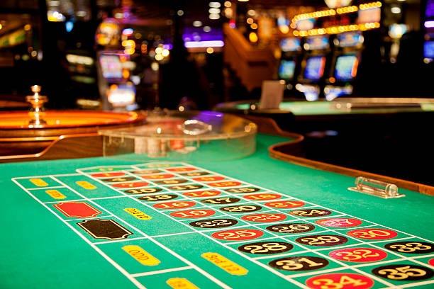 jasaparlay live dealer table with blackjack and roulette games displayed on mobile phone screen